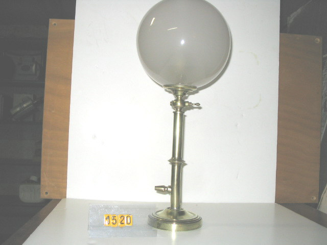  Collection ASPEG, pièce numéro 1520 : Lampe avec verrerie bec Auer