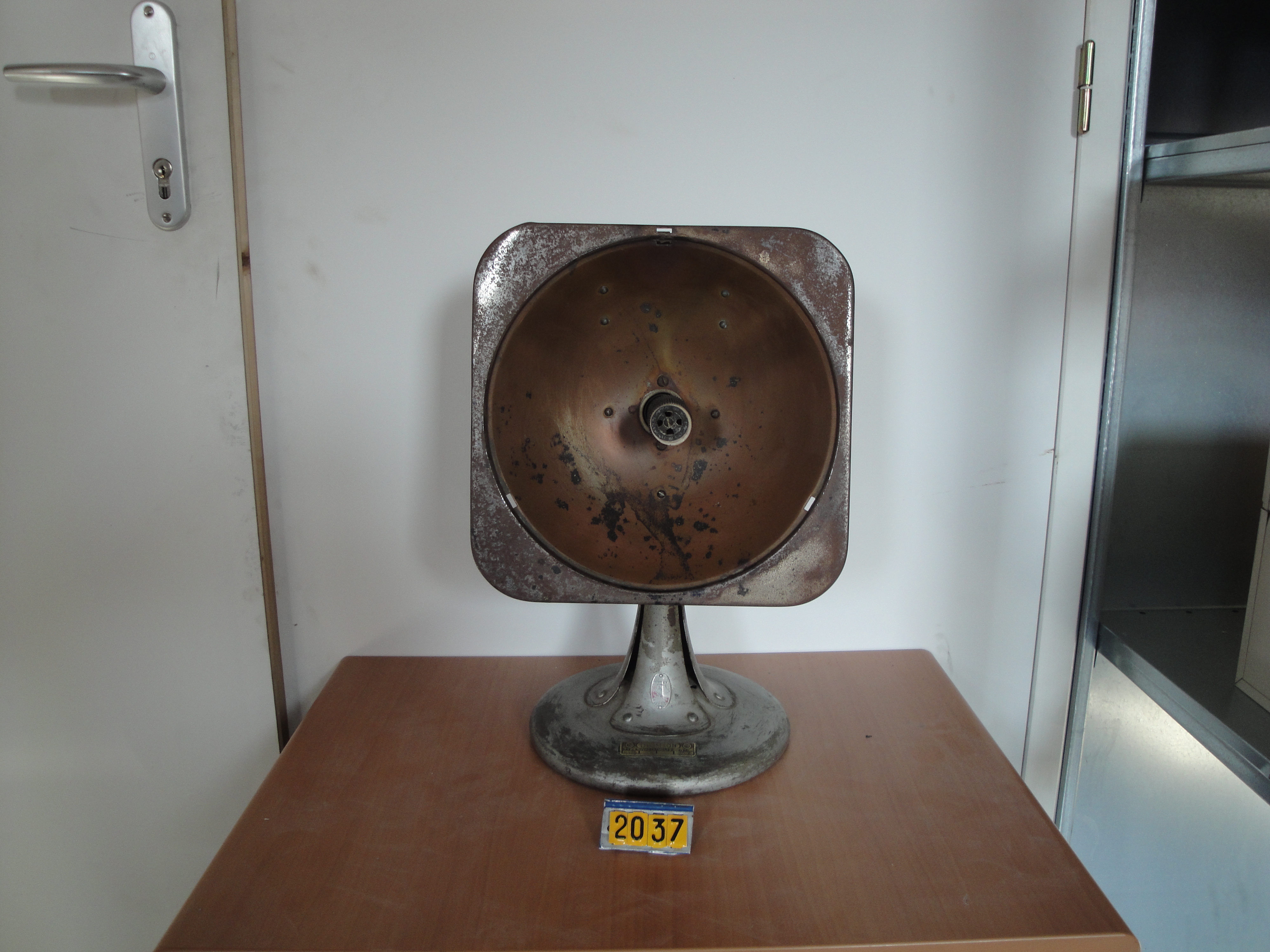  Collection ASPEG, pièce numéro 2037 : radiateur parabolique