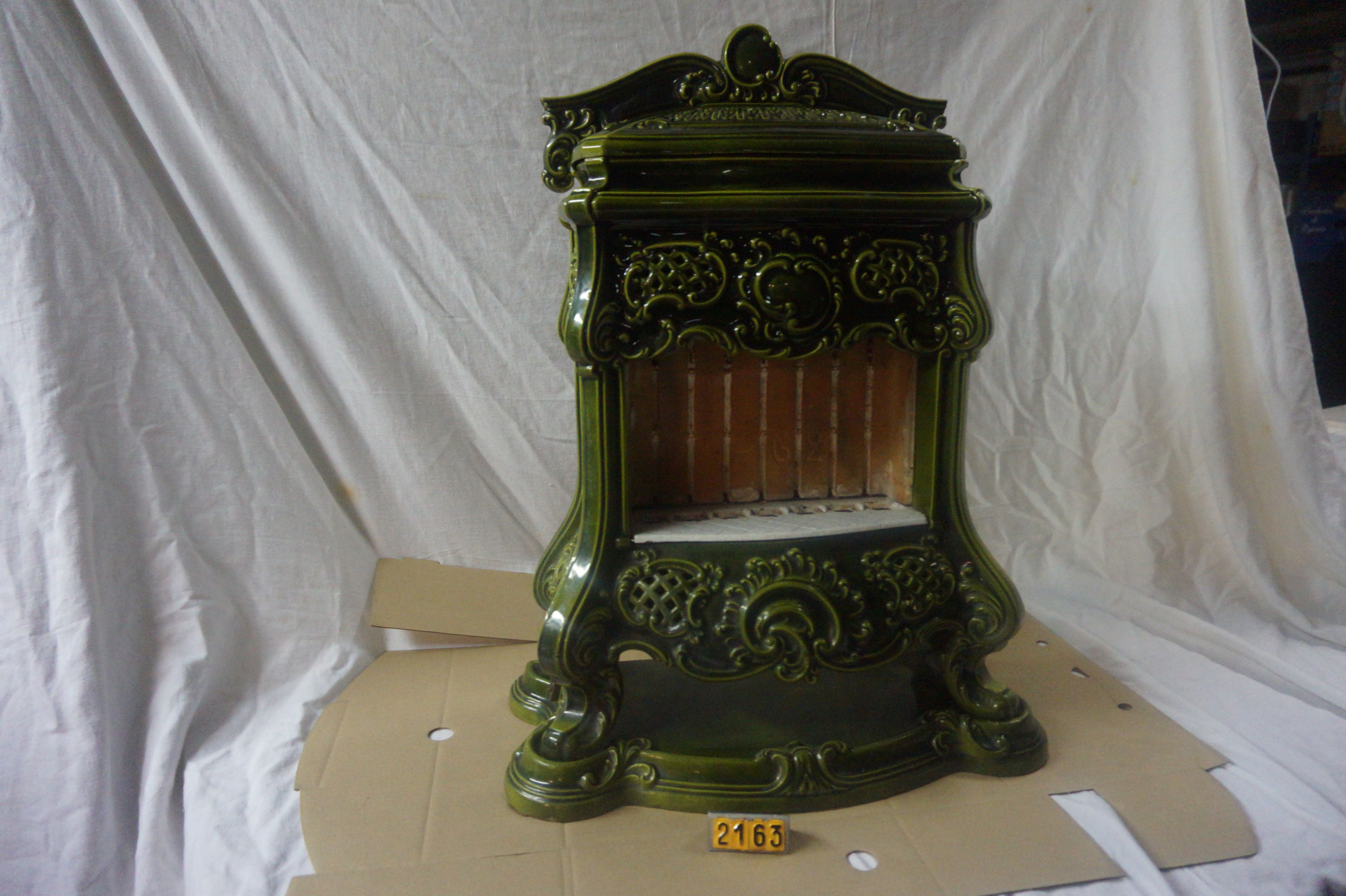  Collection ASPEG, pièce numéro 2163 : radiateur chauffage avec bougies vert fonte emaille