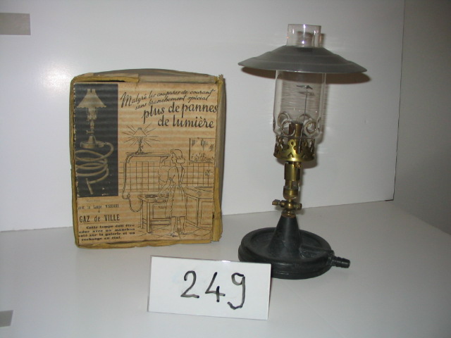  Collection ASPEG, pièce numéro 249 : Lampe à gaz de chevet et son carton d'emballage